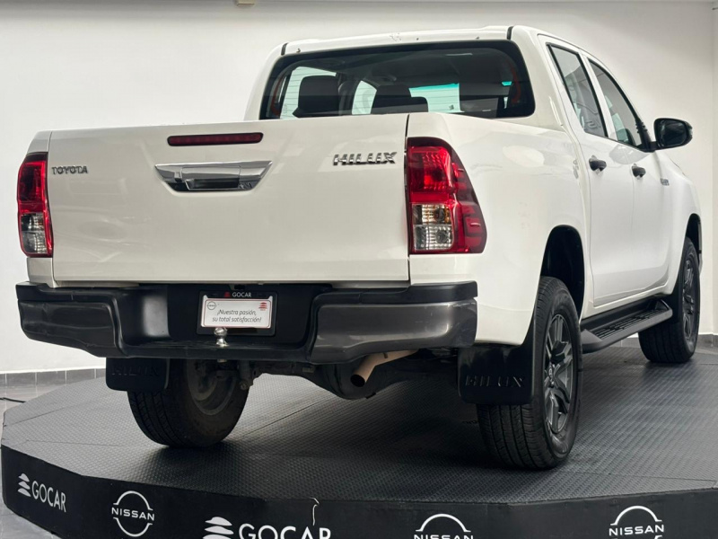 Toyota Comerciales Hilux Pick-Up 4 pts. SR, Doble Cab., TM5, a/ac., VE, RA-17 2023